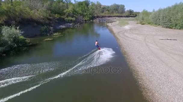 Wakeboard sur la rivière — Video