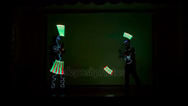 Hommes tordre cercles ardents sur un spectacle LED . — Video