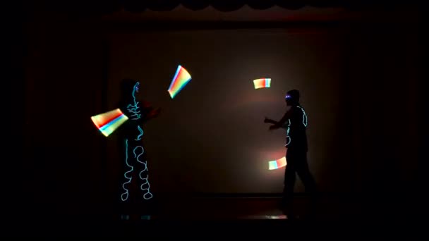 Men twist fiery circles on a LED show. — Stock Video