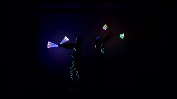 Hommes tordre cercles ardents sur un spectacle LED . — Video