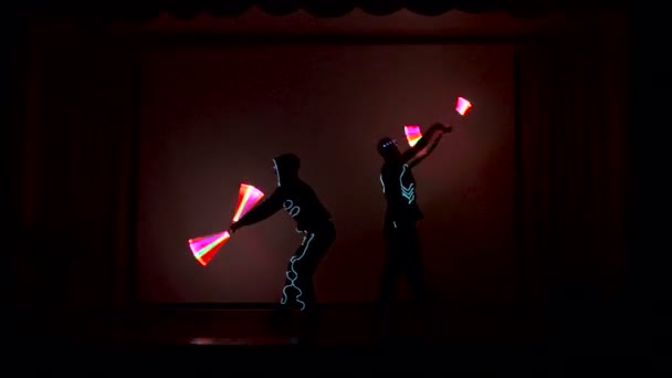 Los hombres giran círculos ardientes en un espectáculo de led . — Vídeos de Stock