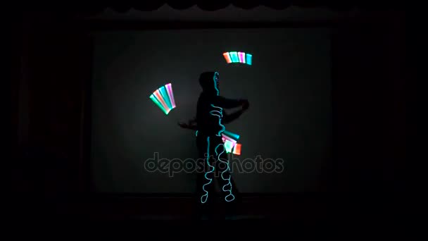 Gli uomini torcono cerchi infuocati su uno spettacolo a LED . — Video Stock