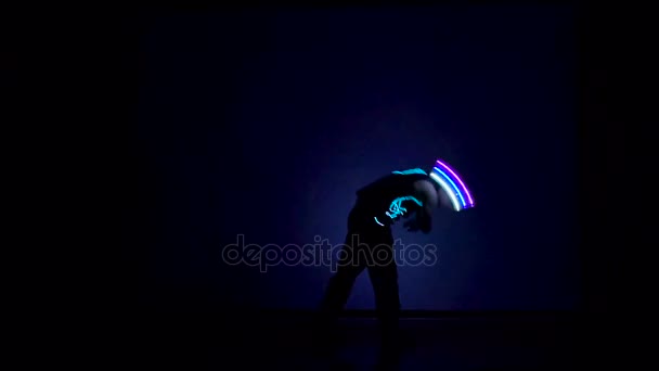 Man twists fiery circles on a light show. — Stock Video