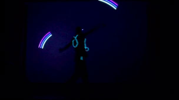 Ο άνθρωπος ανατροπές πύρινοι Ολυμπιακοί κύκλοι σε μια επίδειξη φως. — Αρχείο Βίντεο