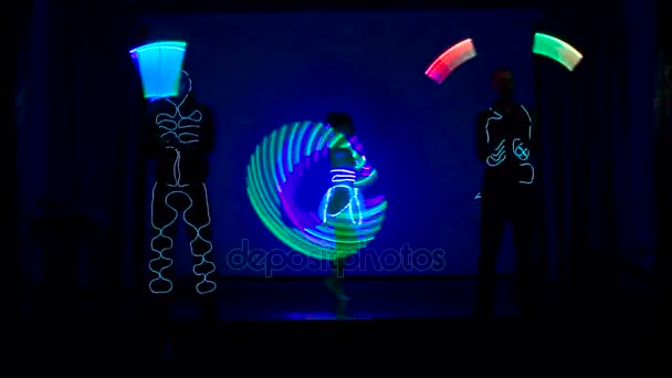 Двоє чоловіків і жінка виконують світлове шоу . — стокове відео