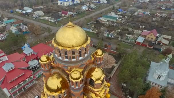 Luchtfoto van de Heilige Drievuldigheid klooster van genade. Saraktash. Rusland. — Stockvideo