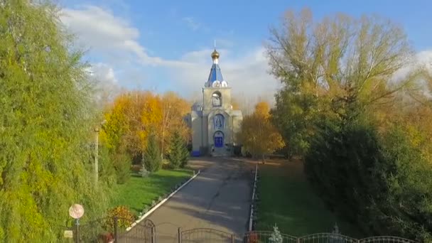 Zdjęcia lotnicze z Kościoła w małym miasteczku w Rosji. — Wideo stockowe