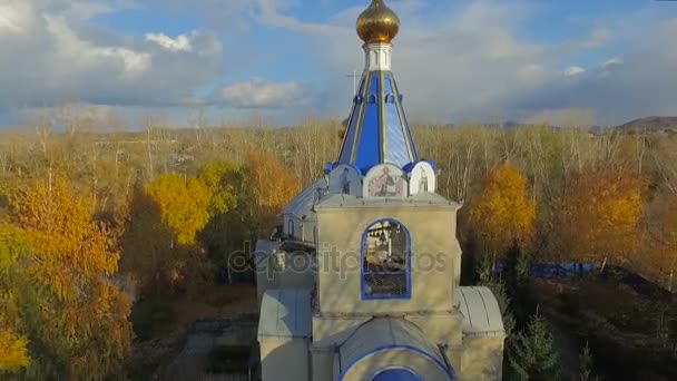 Plano aéreo de la iglesia en la pequeña ciudad en Rusia . — Vídeos de Stock