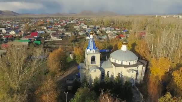 Luftaufnahme einer Kirche in einer kleinen Stadt in Russland. — Stockvideo