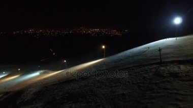 Gece şehir arka plan Ski resort yamacında.