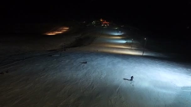 Skiër maken trucs op de helling van de nacht. — Stockvideo