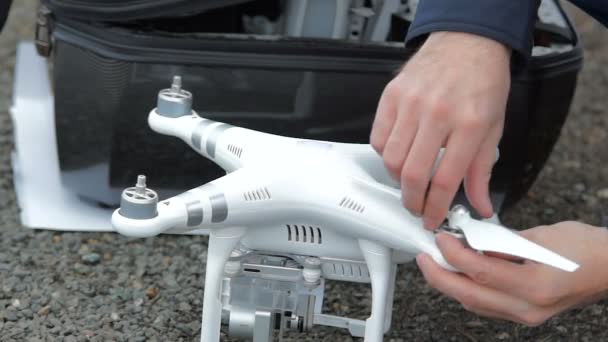 Mennesket går på dronepropeller og strammer dem . – stockvideo