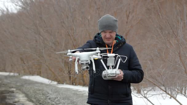 Un hombre con un dron en las manos preparándose para volar . — Vídeos de Stock