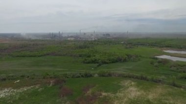 Atış fabrika hava kirletici.