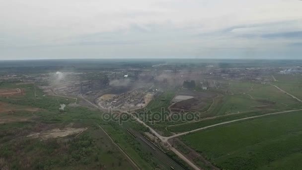 Zanieczyszczających powietrze fabryki strzał. — Wideo stockowe