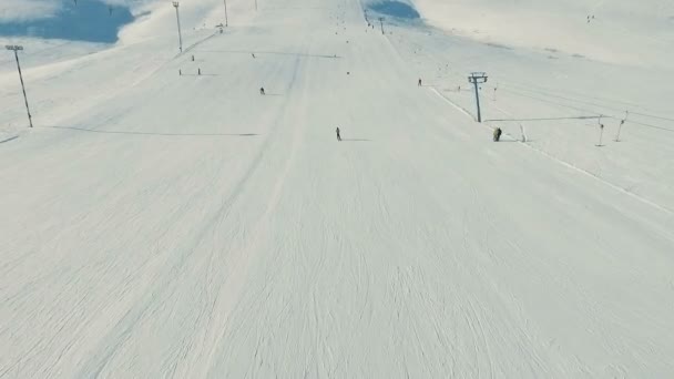 Flera personer rida ski av snö lutning, Visa från ropewayen i rörelse — Stockvideo