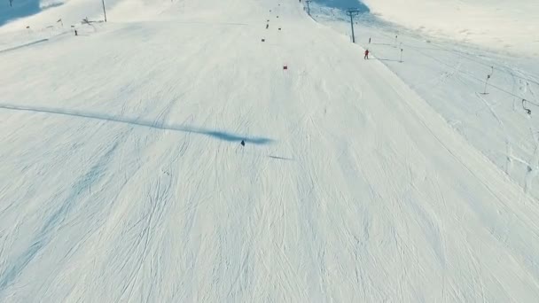 Várias pessoas andam de esqui por encosta de neve, vista de ropeway em movimento — Vídeo de Stock