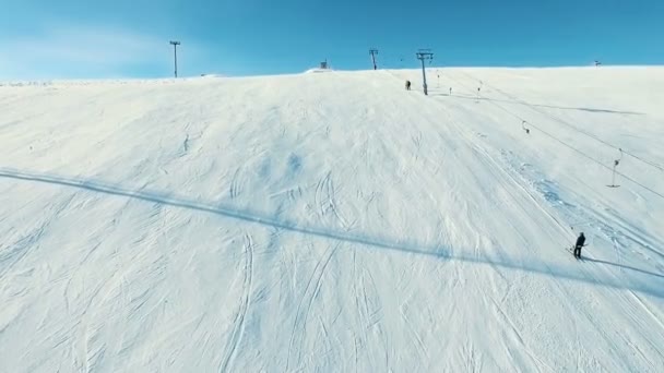 Opheffing door de skilift naar de top. — Stockvideo
