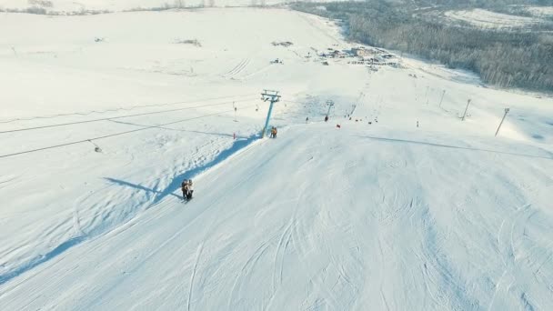 Zniesienie przez wyciągu narciarskiego na szczyt. — Wideo stockowe