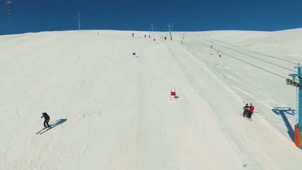 Skirennläuferin startet auf der Riesenbahn. — Stockvideo