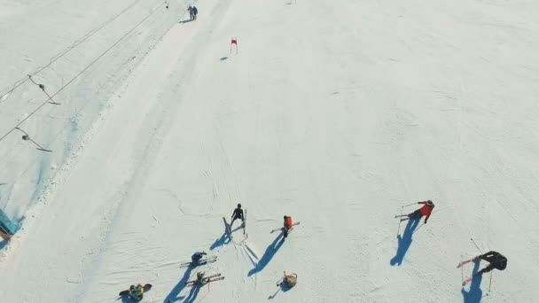 Narciarz na ścieżce olbrzymie przy wyciągu narciarskim. Początek. — Wideo stockowe