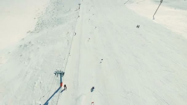 Лыжник на гигантской трассе у подъемника . — стоковое видео