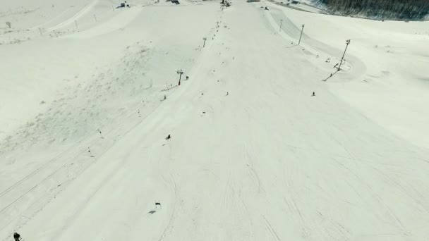 Skifahrer auf der Riesenpiste am Skilift. — Stockvideo