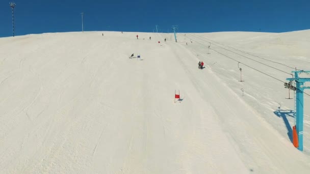 Skifahrer fährt auf Piste. — Stockvideo