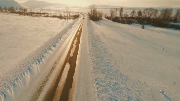 夕暮れ時、凍った道路で車 — ストック動画