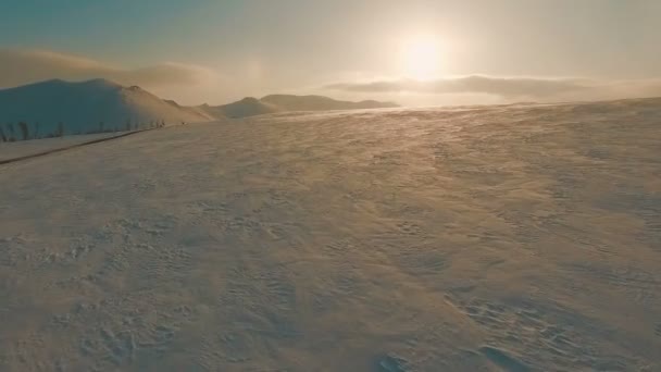 Estrada pelo campo de neve ao entardecer . — Vídeo de Stock