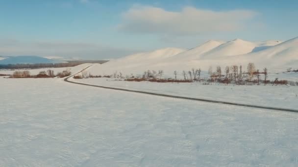 Αρκετά αυτοκίνητα οδήγηση σε παγωμένο δρόμο το σούρουπο στα βουνά. — Αρχείο Βίντεο