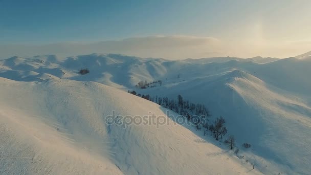Vista de invierno de las montañas al atardecer . — Vídeo de stock