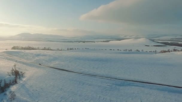 Зимняя дорога через поля . — стоковое видео