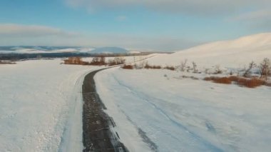 Gece karanlığında buzlu yolda araba araba
