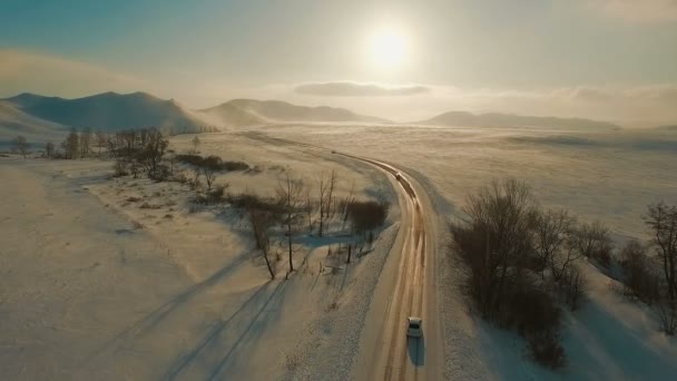 いくつかの車が、夕暮れ時に凍った道路で運転 — ストック動画