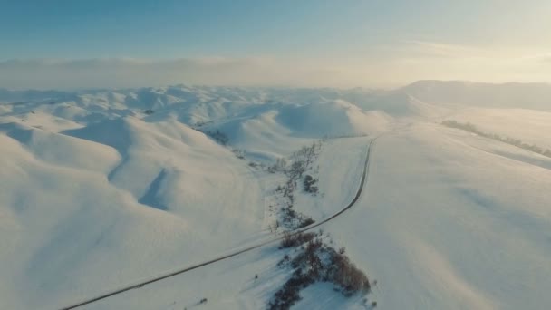 Inverno nas montanhas. Voando sobre a estrada no inverno . — Vídeo de Stock