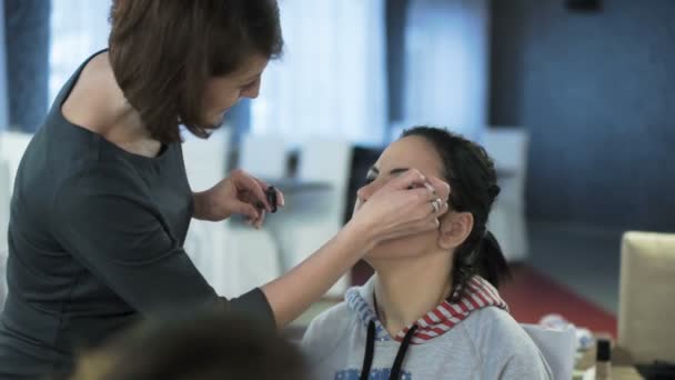 Mästarklass för make-up artister. Arbeta med ögonbryn. — Stockvideo