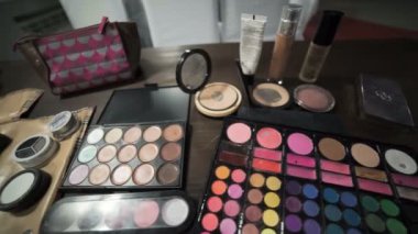 Kozmetik ve tuvalet malzemeleri.