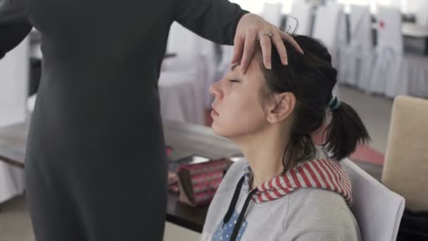 Clase magistral para maquilladores. Trabajar con sombra de ojos . — Vídeos de Stock