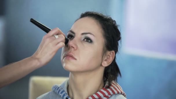 Masterclass voor make-up artiesten. Stichting toepassing. — Stockvideo