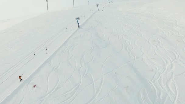 Verschillende mensen rijden met de ski-lift. — Stockvideo