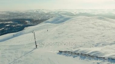 Zemin şehrin karşı yamacında snowboard rides.