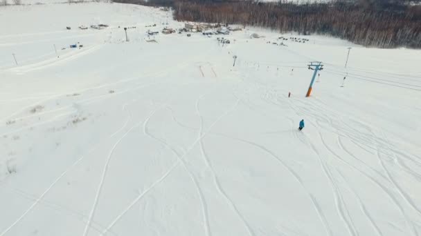 滑雪板滑雪电梯旁的随心所欲。空中拍摄. — 图库视频影像