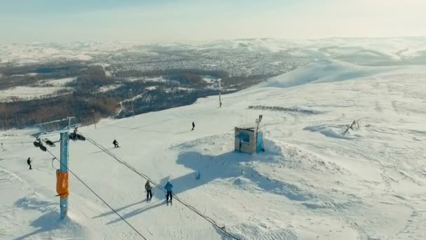 Plusieurs personnes s'éloignent du téléski . — Video