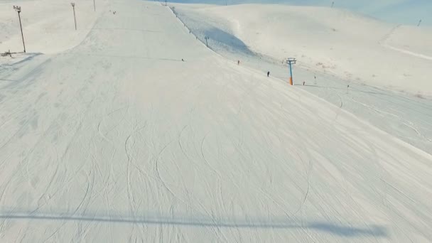 Joven esquiador cuesta abajo . — Vídeos de Stock