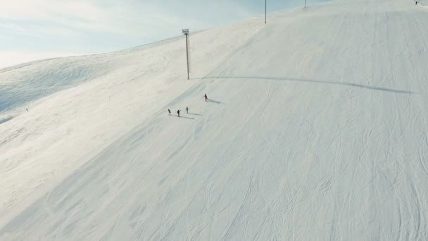 Mehrere Skifahrer legen Skiroute fest. — Stockvideo