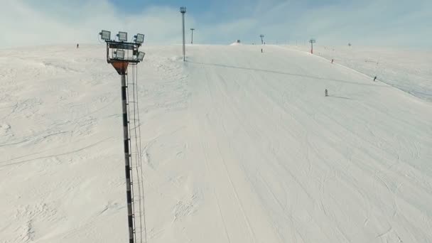 Afdaling van de jonge skiër. — Stockvideo