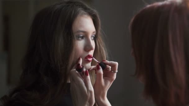 Применение блеска для губ. За кулисами индустрии моды . — стоковое видео