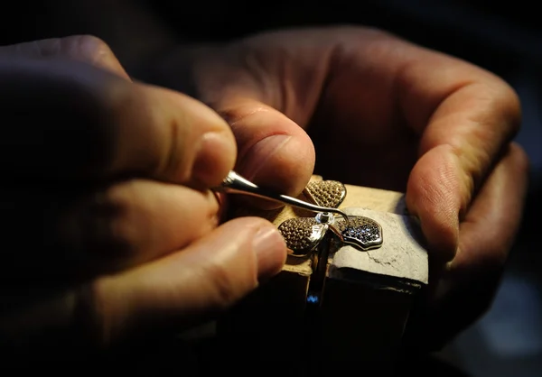 Ambachtelijke sieraden maken. — Stockfoto