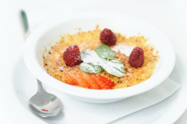 Güveç süslüdür. 